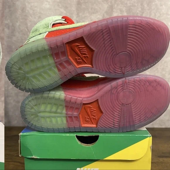 Nike SB Dunk High Strawberry Cough Size 7 8.5W CW7093-600 